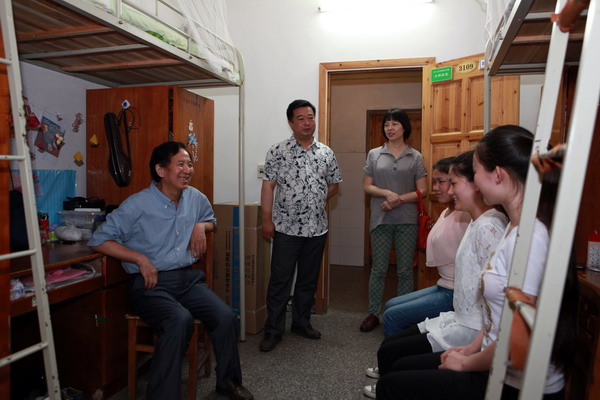 调研学生宿舍.jpg