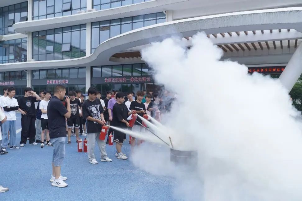 携手共筑安全防线，牢固树立... 