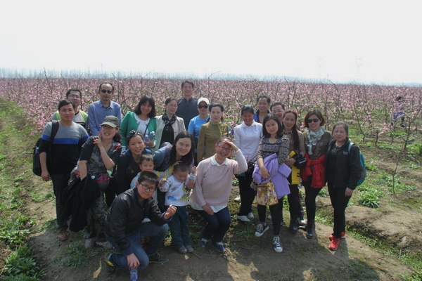 江汉职院“品春色 赏桃花”徒步活动合影3.jpg